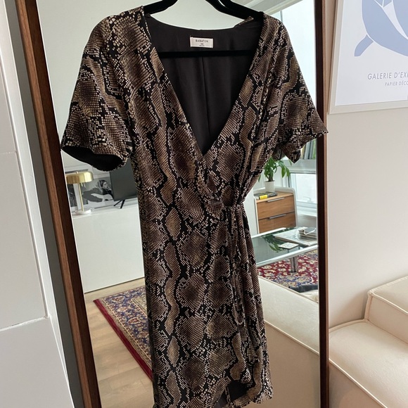 Aritzia wrap dress - Picture 1 of 3